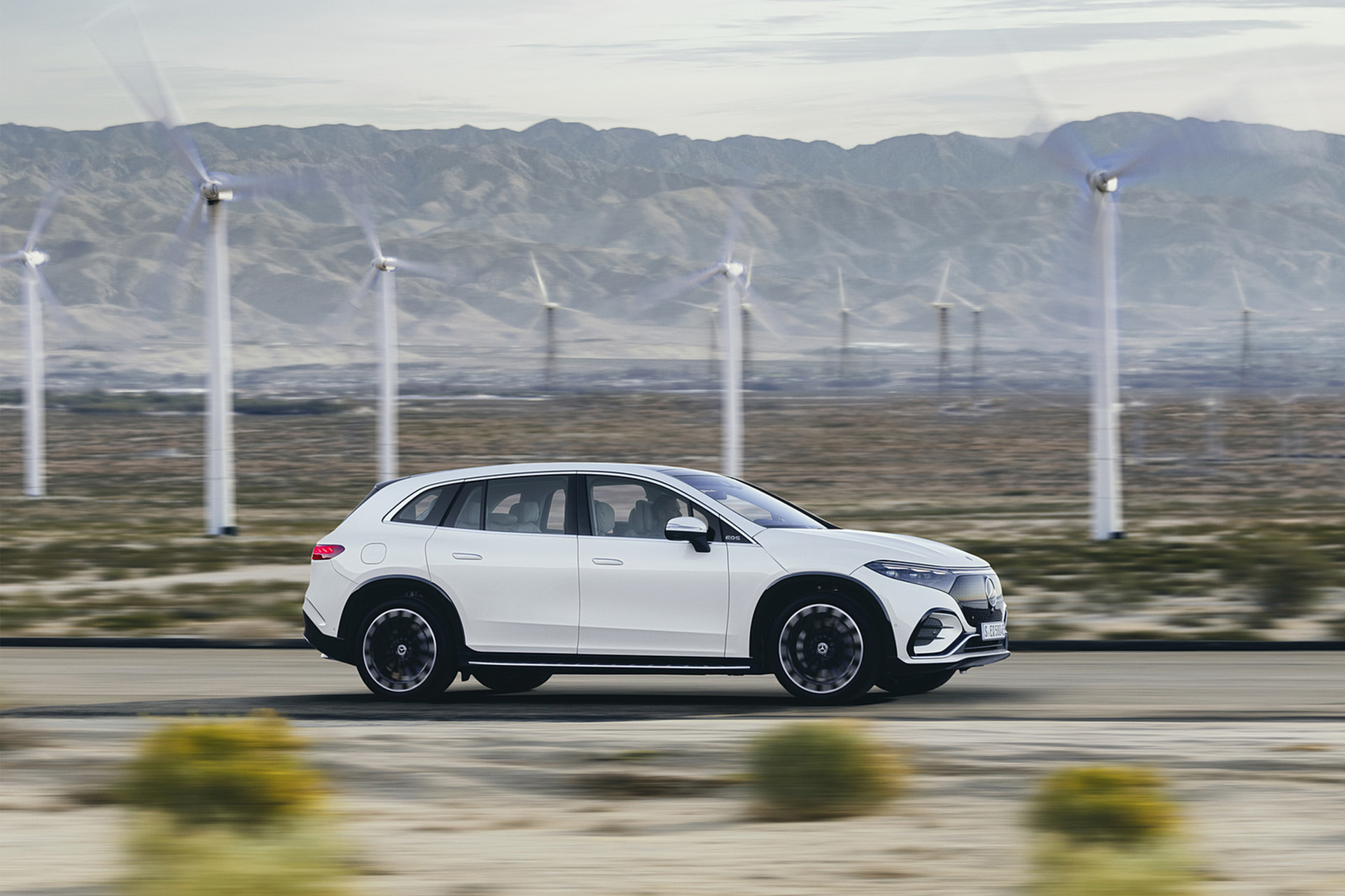 Download 2023 Mercedes-Benz EQS SUV - Side HD Wallpaper 1921x1280 #11