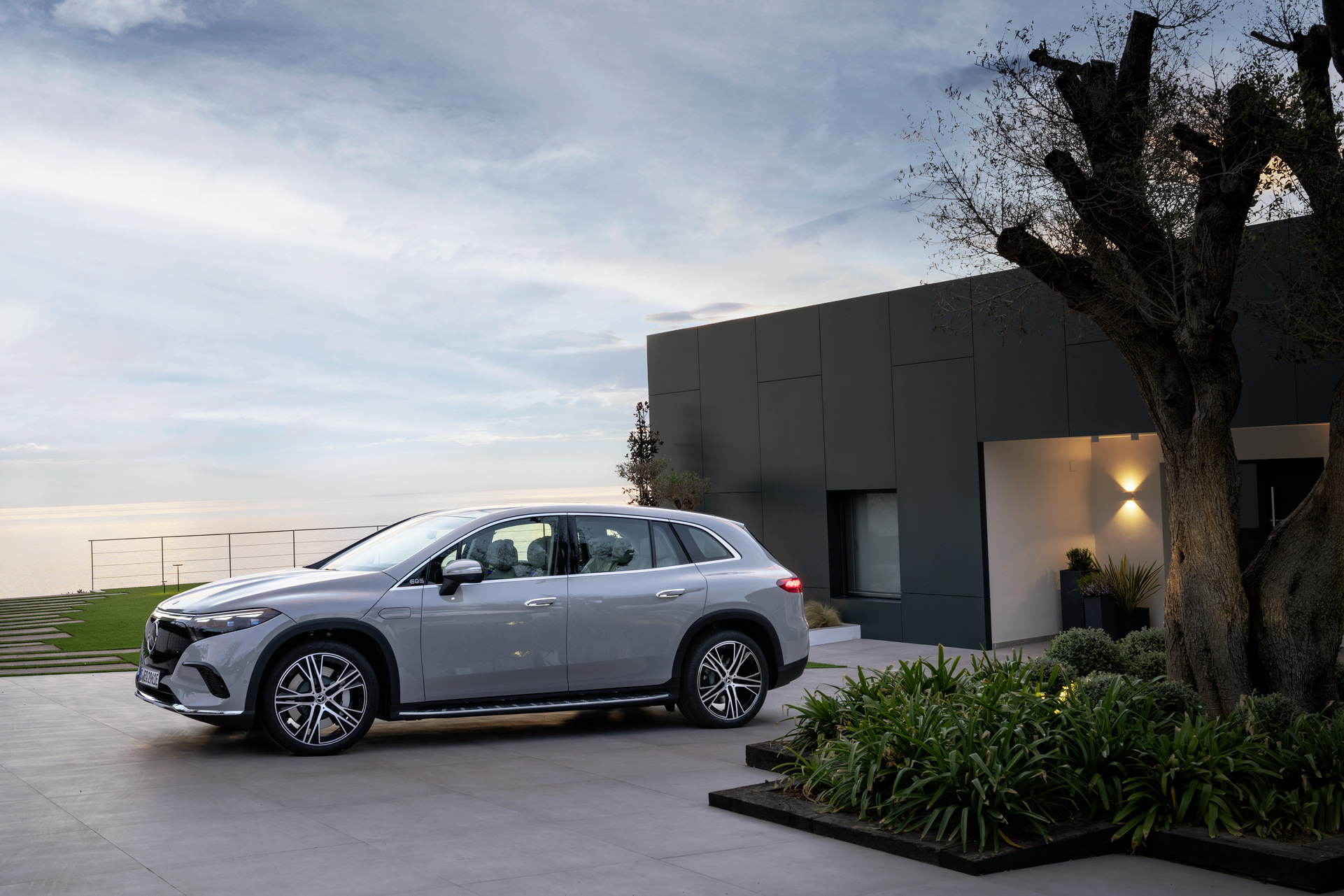 Download 2023 Mercedes-Benz EQS SUV - Side HD Wallpaper 1921x1281 #27