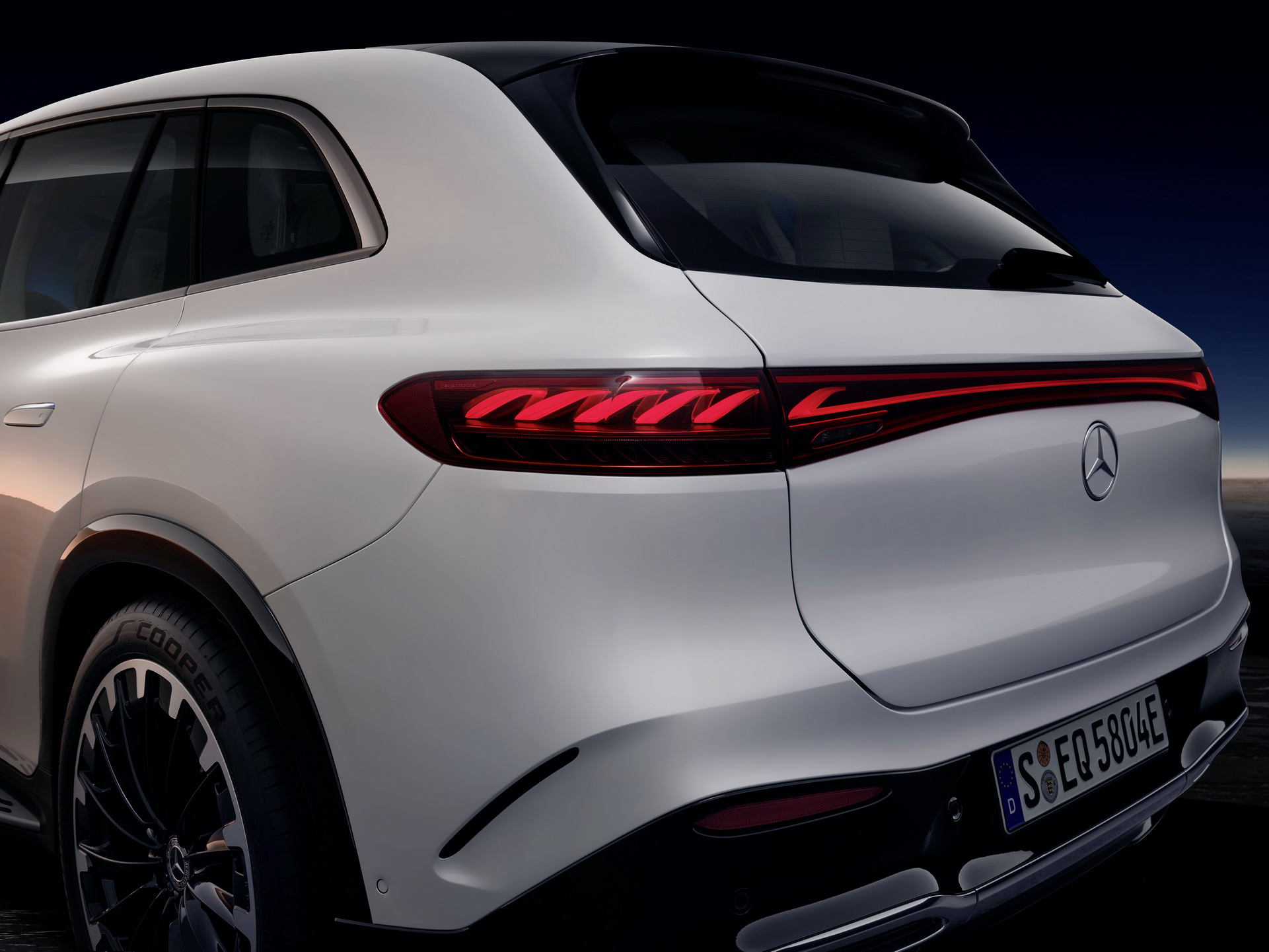 Download 2023 Mercedes-Benz EQS SUV - Tail Light HD Wallpaper 1921x1441 #75