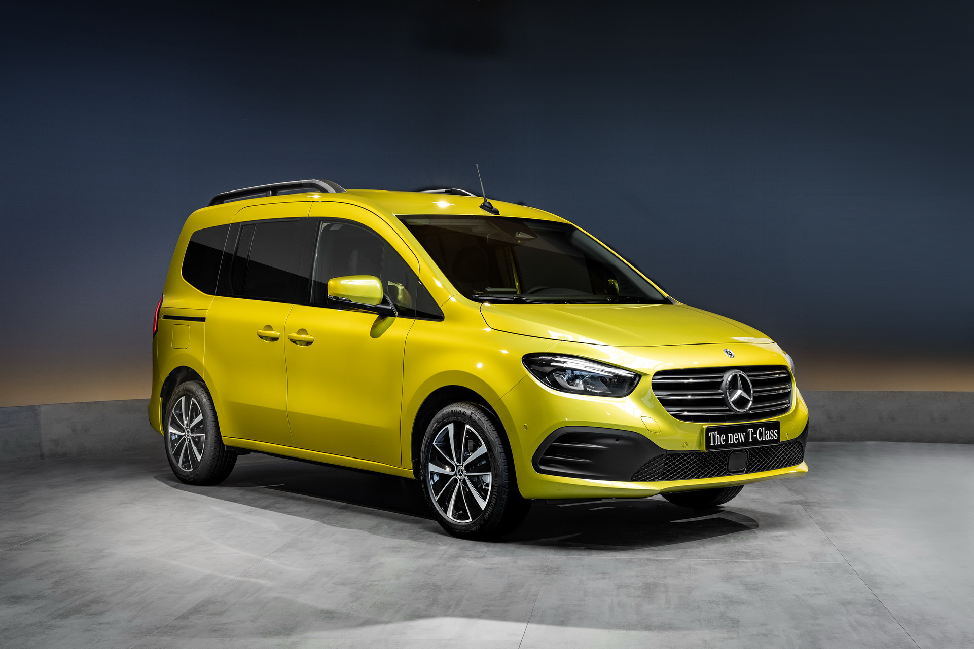 Download 2023 Mercedes-Benz T180d - Front Three-Quarter HD Wallpaper 1921x1281 #17