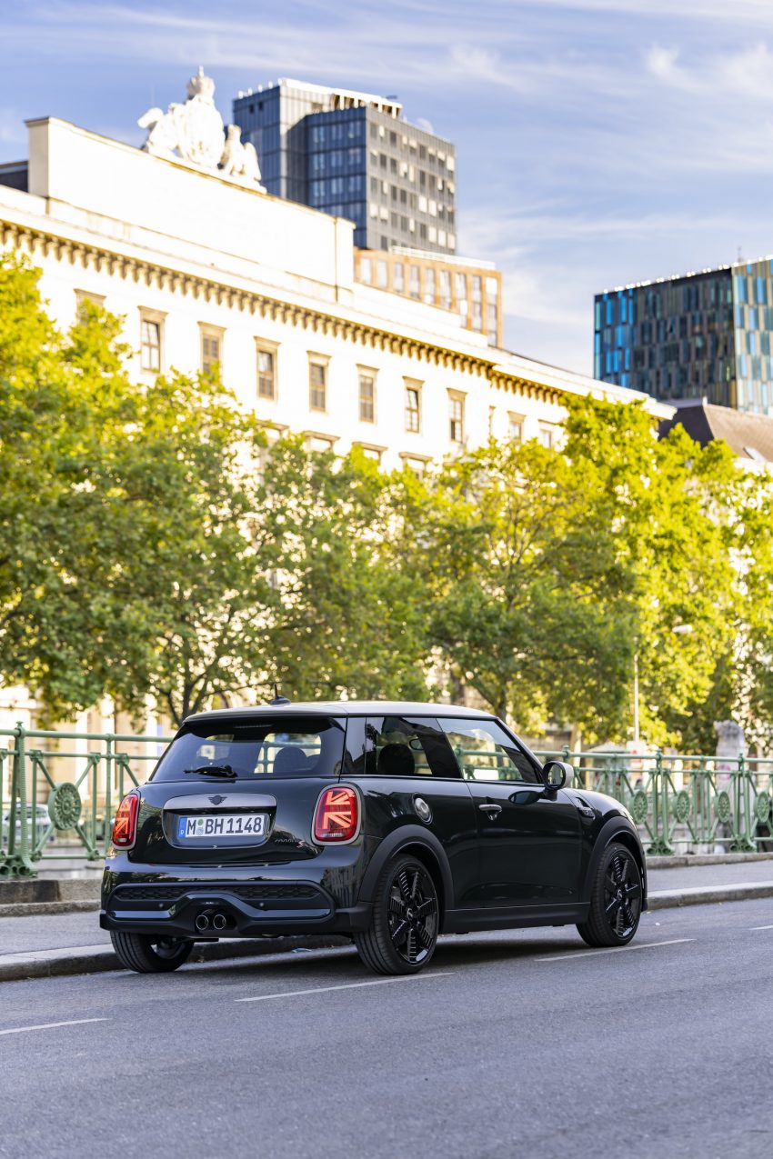 2023 Mini Cooper S Resolute Edition - Rear Three-Quarter Phone Wallpaper 850x1275 #25