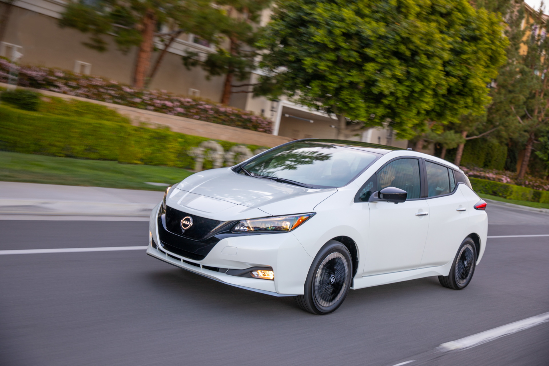 Download 2023 Nissan Leaf - US version - Front Three-Quarter HD Wallpaper 1920x1280 #4