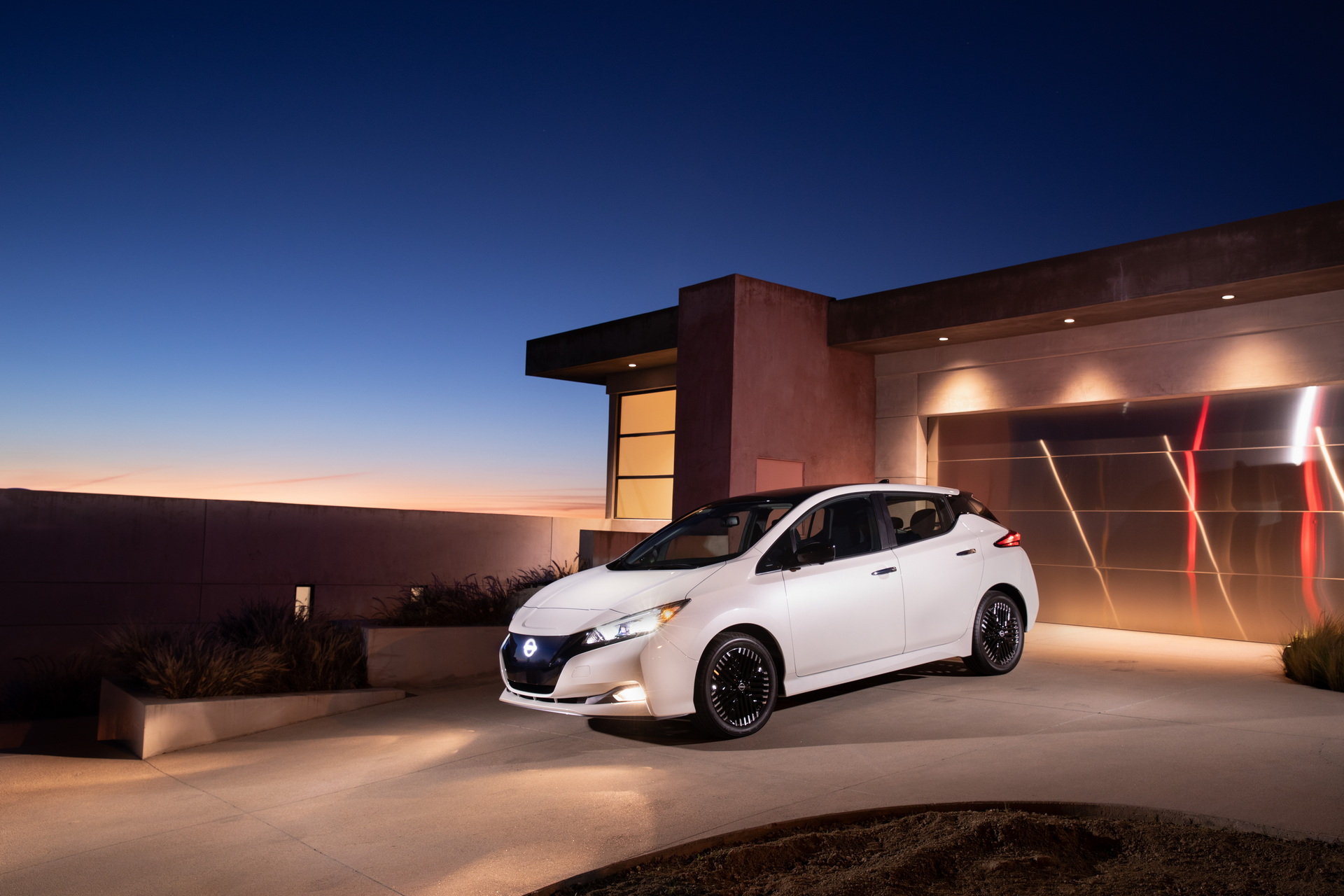 Download 2023 Nissan Leaf - US version - Front Three-Quarter HD Wallpaper 1920x1280 #11