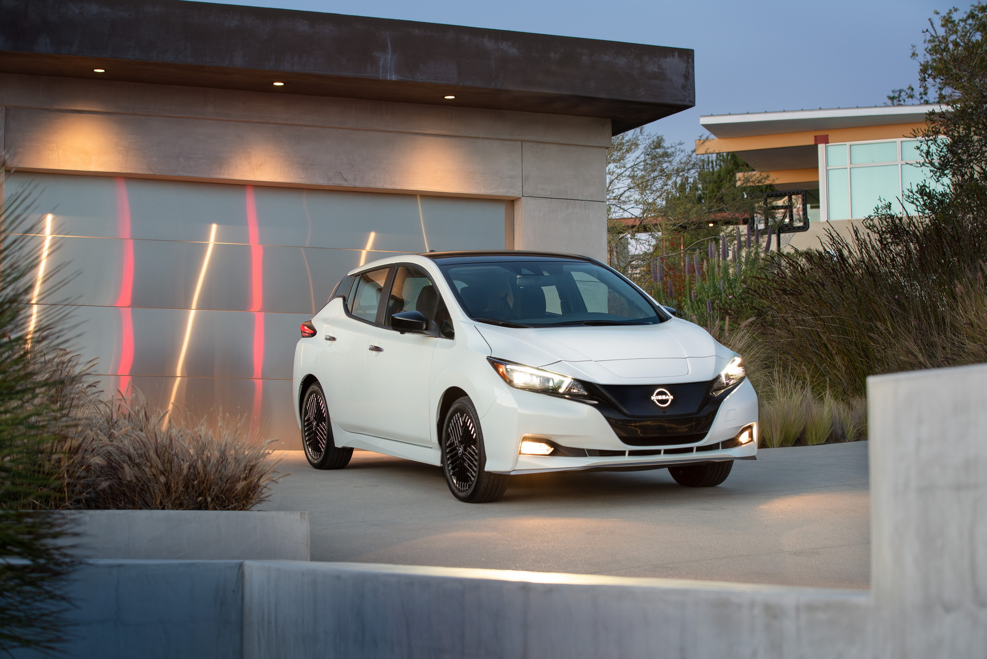Download 2023 Nissan Leaf - US version - Front HD Wallpaper 1920x1283 #12