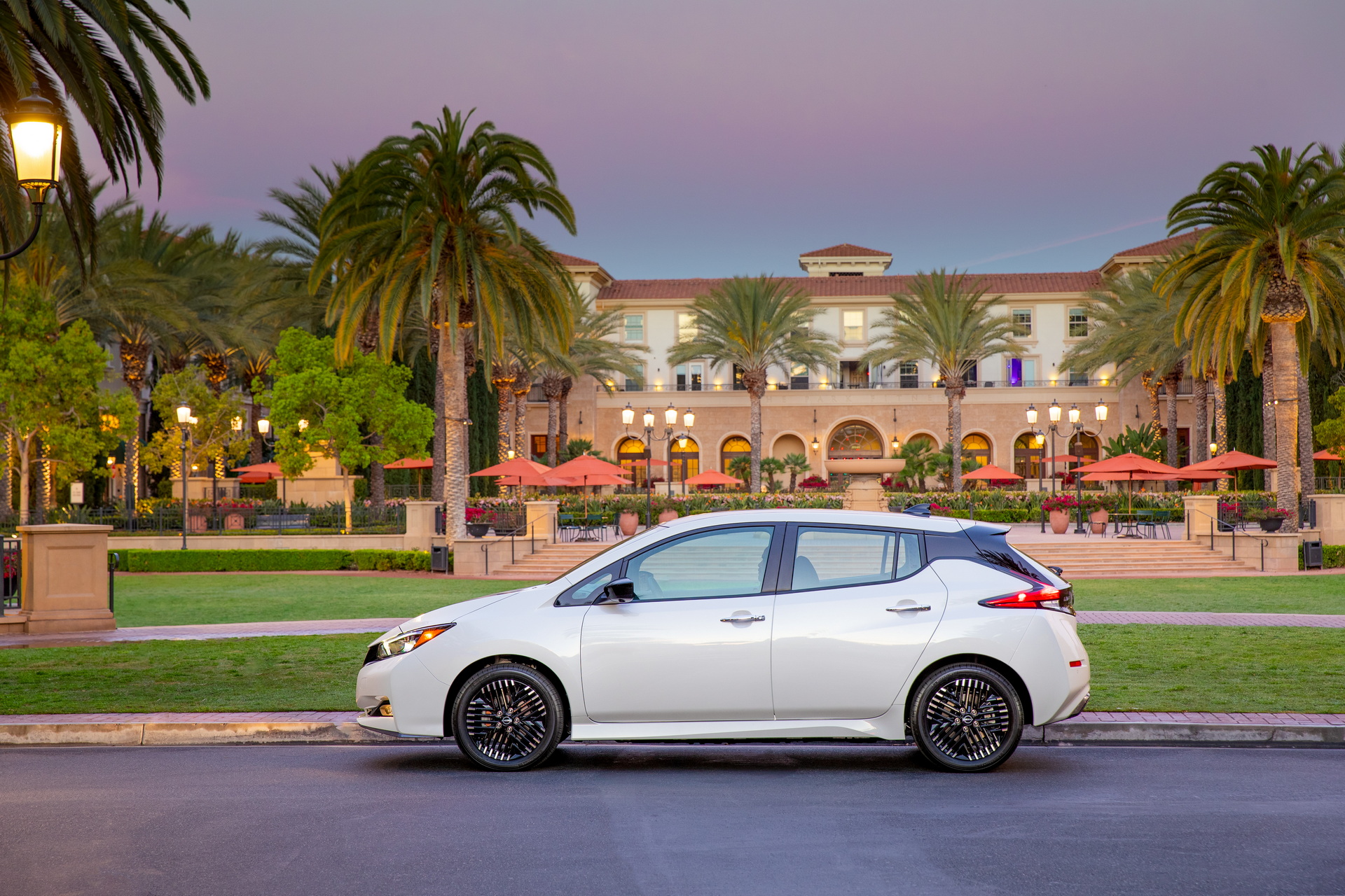 Download 2023 Nissan Leaf - US version - Side HD Wallpaper 1920x1280 #3