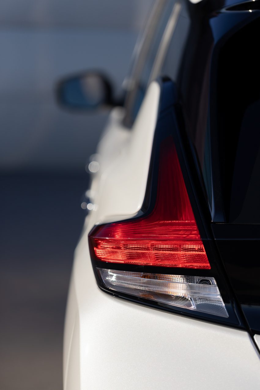 2023 Nissan Leaf - US version - Tail Light Phone Wallpaper 850x1275 #24
