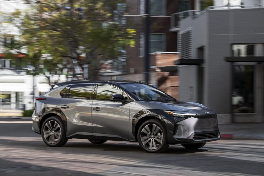 2023 Toyota bZ4X Limited AWD - Front Three-Quarter Wallpaper 850x567 #101