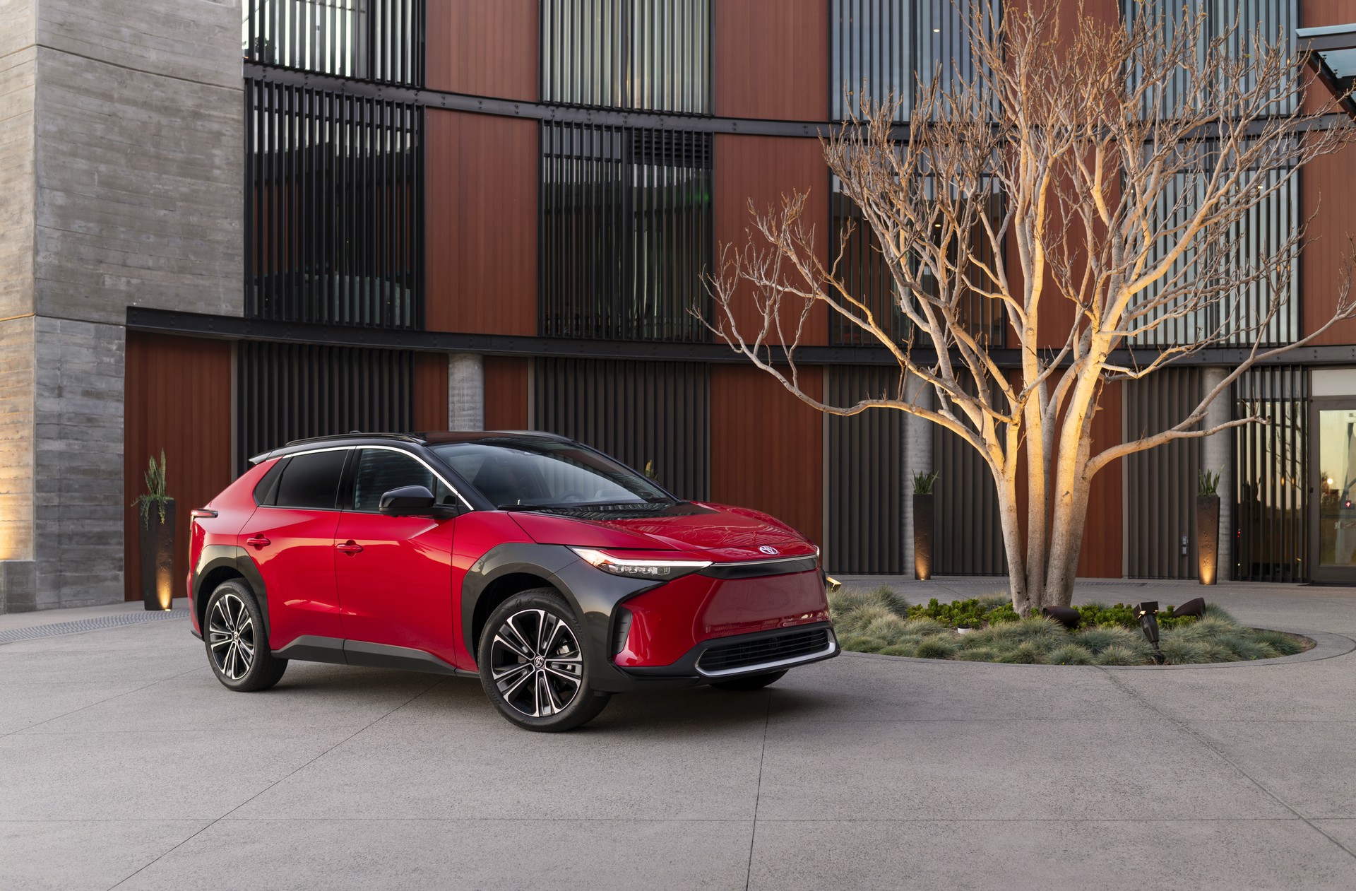 Download 2023 Toyota bZ4X Limited AWD - Front Three-Quarter HD Wallpaper 1920x1261 #22