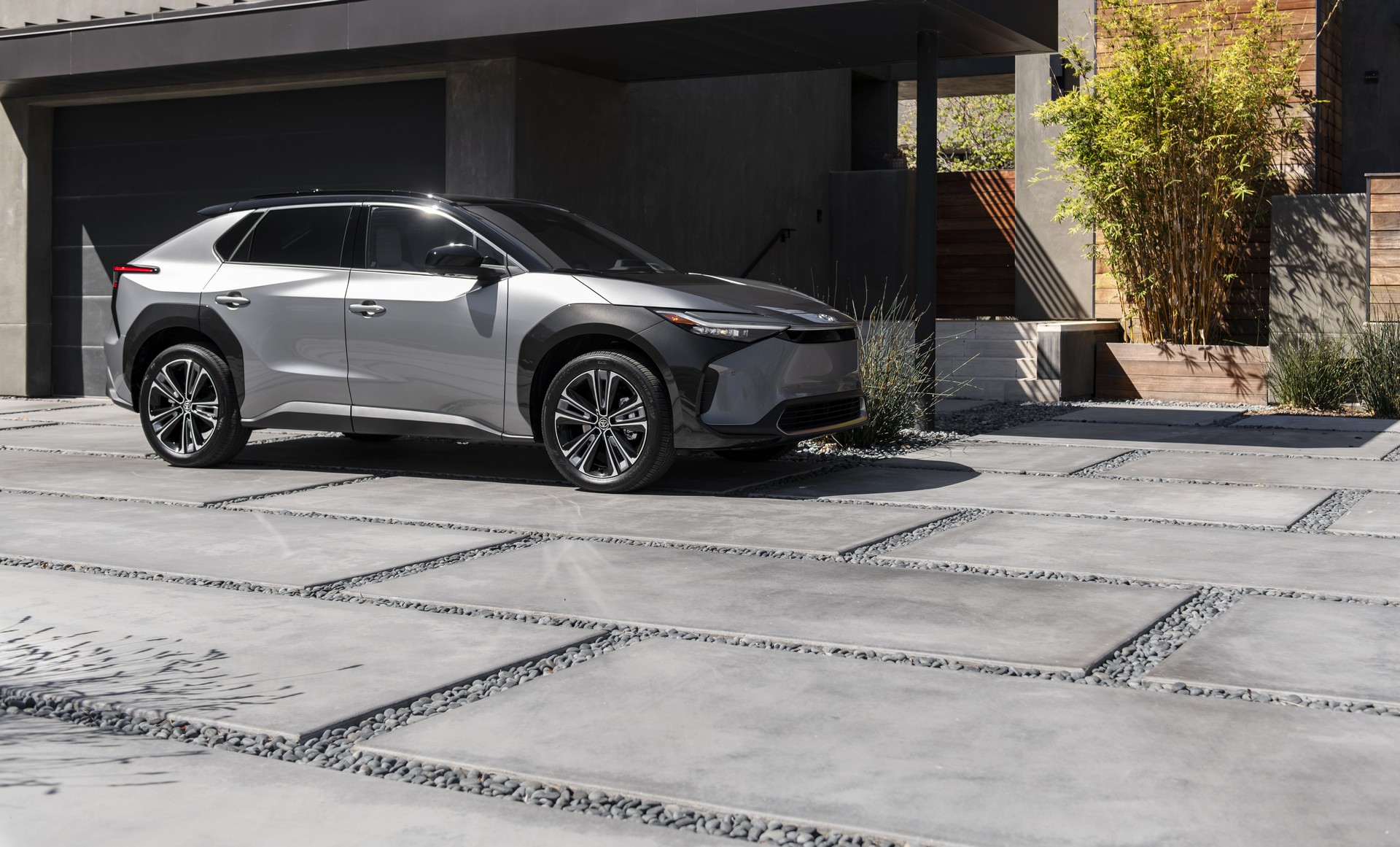 Download 2023 Toyota bZ4X Limited AWD - Front Three-Quarter HD Wallpaper 1920x1161 #123