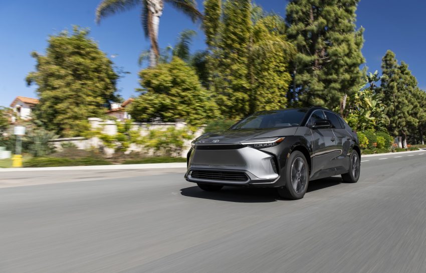 2023 Toyota bZ4X Limited AWD - Front Three-Quarter Wallpaper 850x546 #88