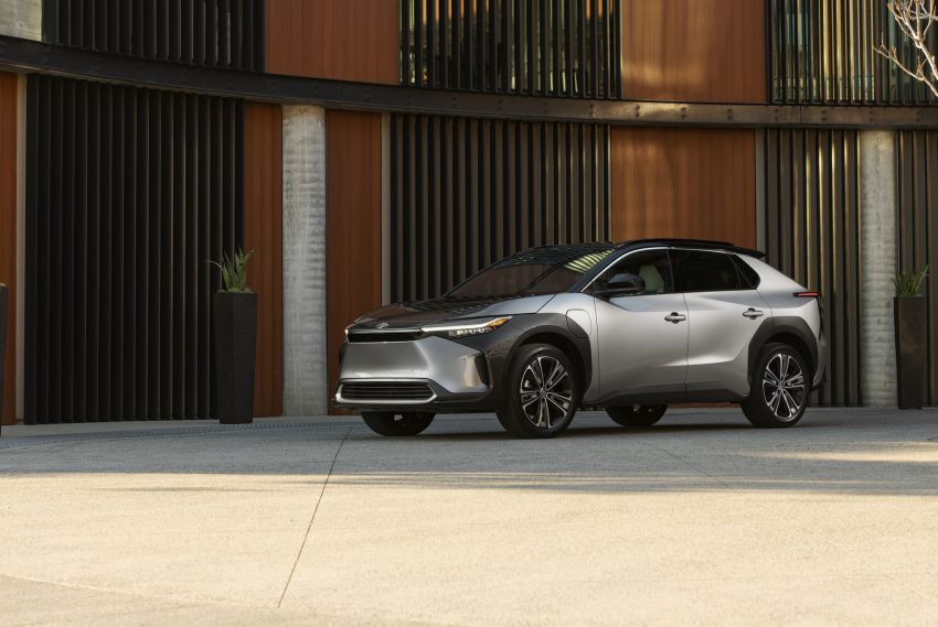 2023 Toyota bZ4X Limited AWD - Front Three-Quarter Wallpaper 850x569 #116