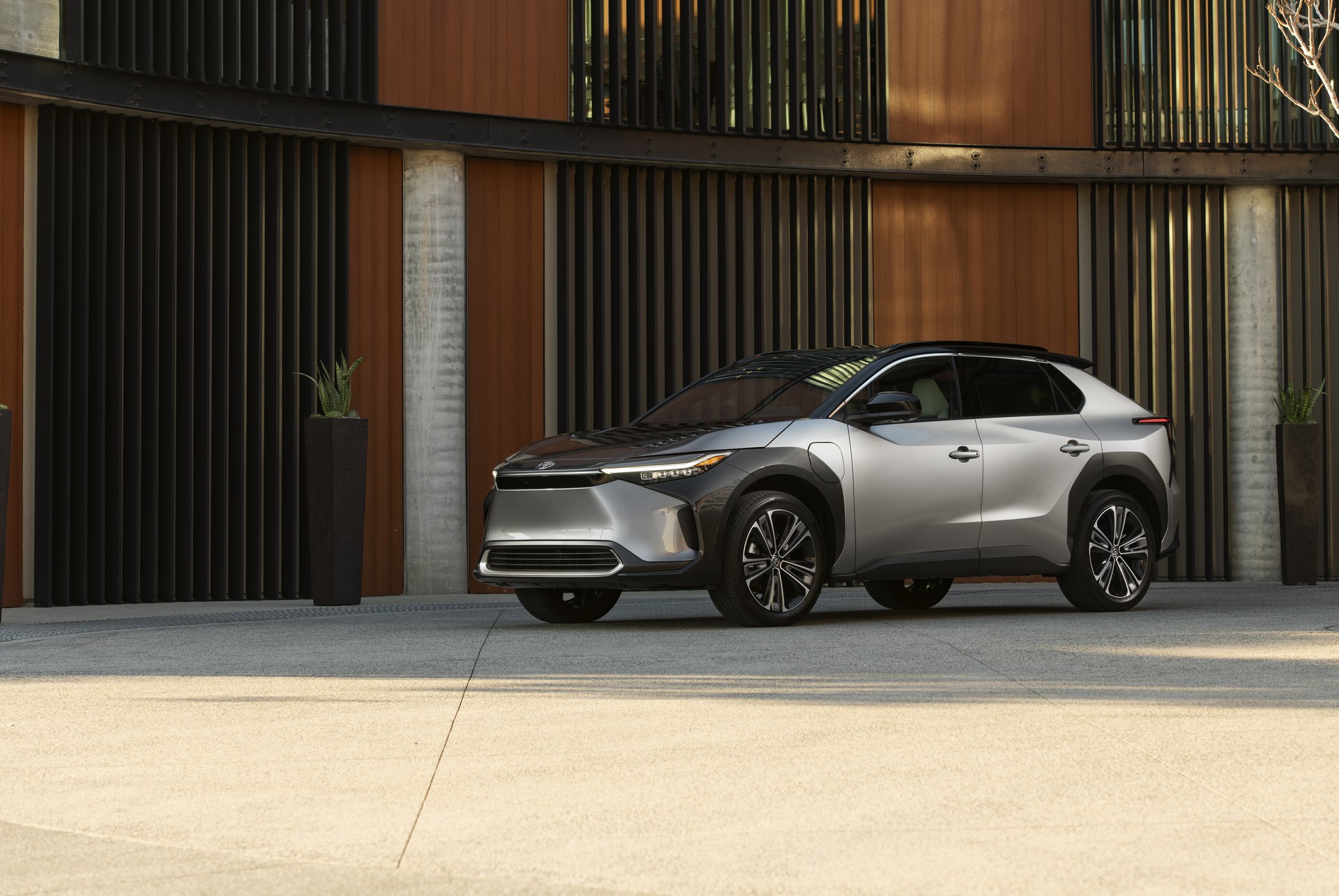 Download 2023 Toyota bZ4X Limited AWD - Front Three-Quarter HD Wallpaper 1920x1285 #116