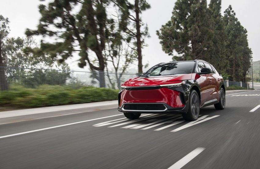 2023 Toyota bZ4X Limited AWD - Front Three-Quarter Wallpaper 850x553 #11