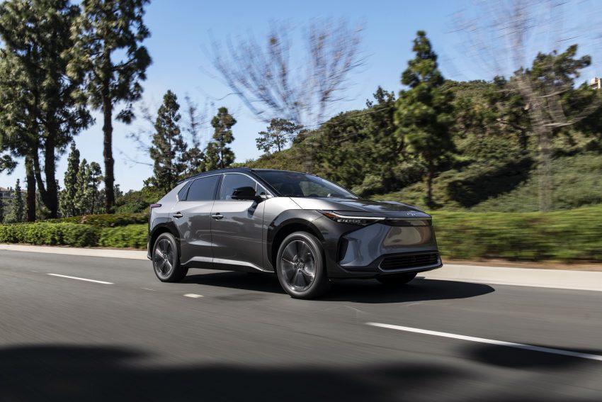 2023 Toyota bZ4X Limited AWD - Front Three-Quarter Wallpaper 850x567 #90