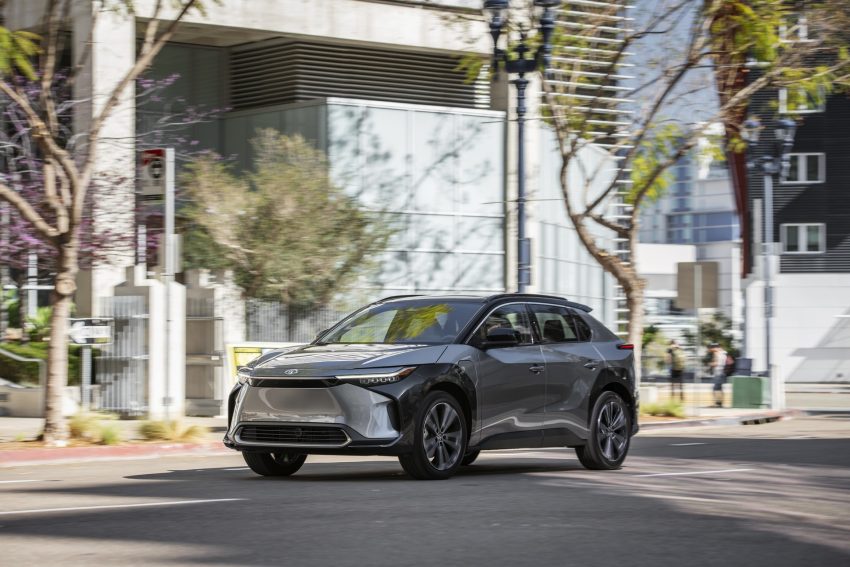 2023 Toyota bZ4X Limited AWD - Front Three-Quarter Wallpaper 850x567 #97