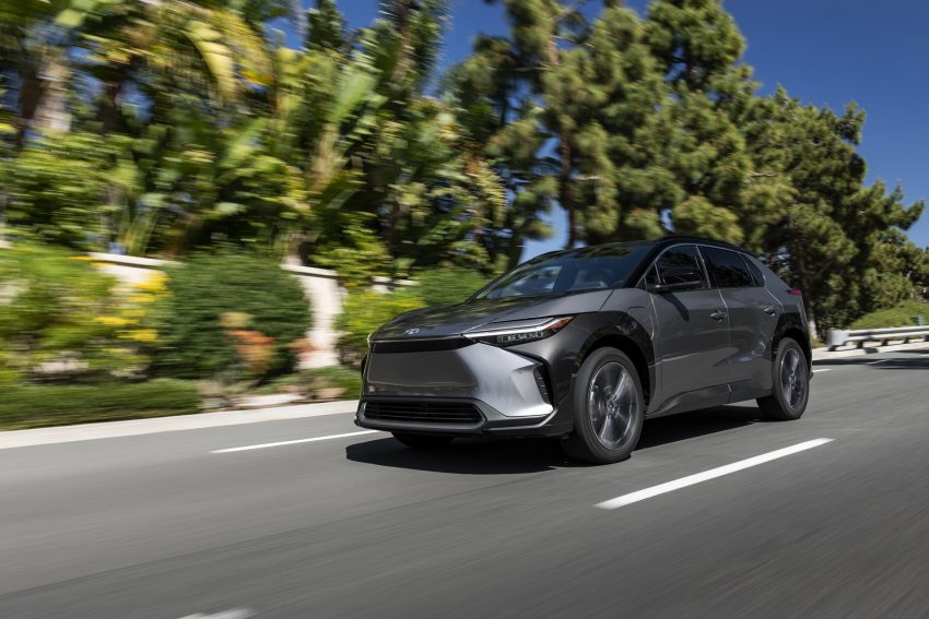 2023 Toyota bZ4X Limited AWD - Front Three-Quarter Wallpaper 850x567 #93