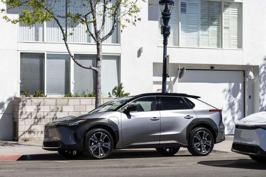 2023 Toyota bZ4X Limited AWD - Front Three-Quarter Wallpaper 850x567 #108