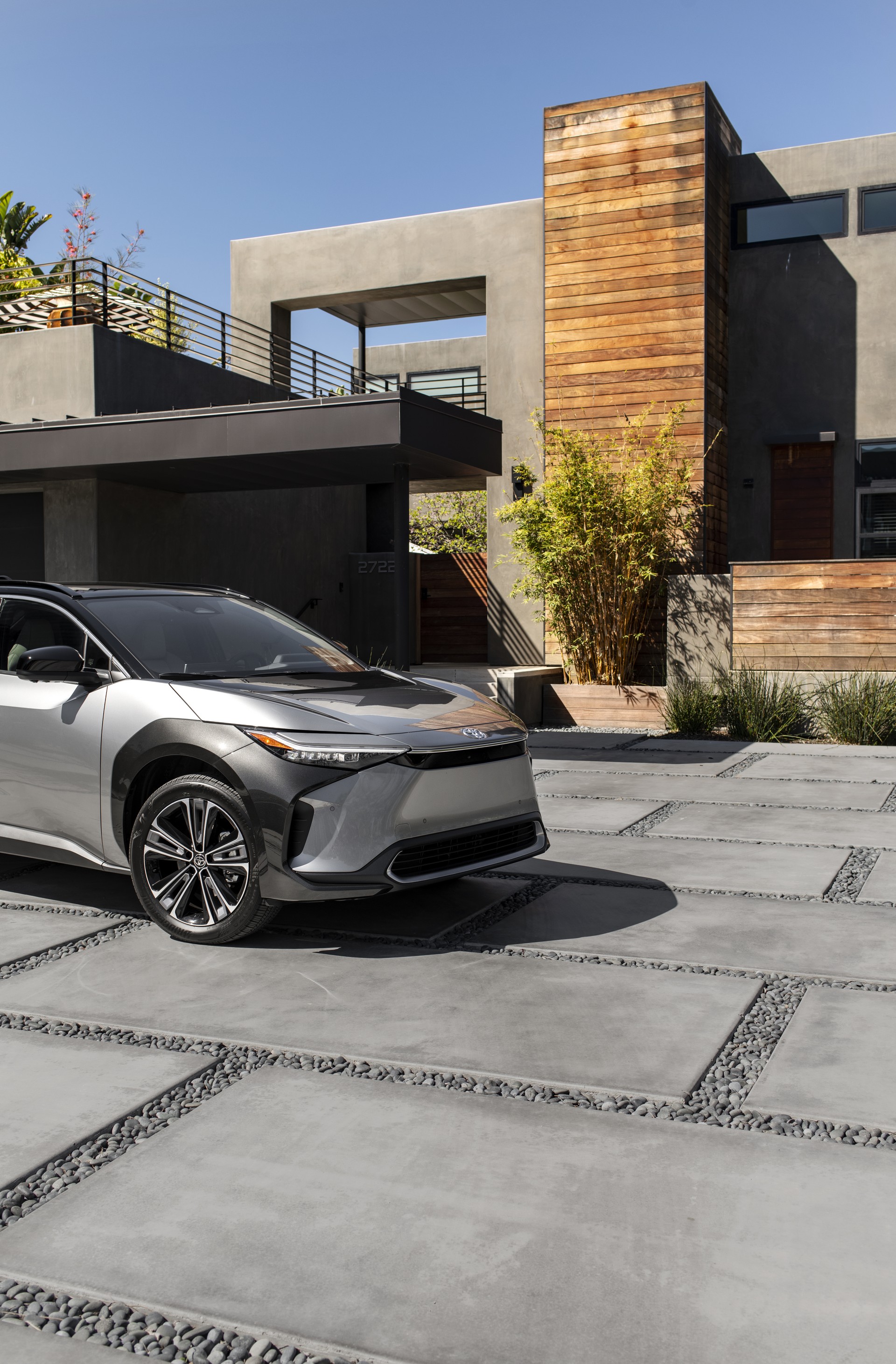 Download 2023 Toyota bZ4X Limited AWD - Front HD Phone Wallpaper 1920x2922 #134