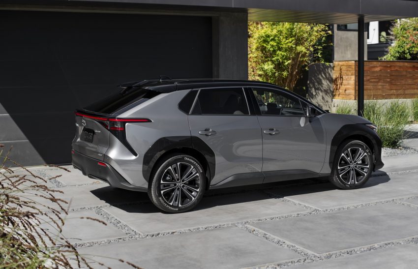 2023 Toyota bZ4X Limited AWD - Rear Three-Quarter Wallpaper 850x547 #127
