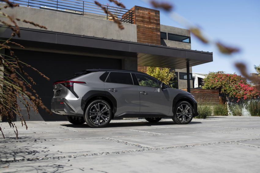 2023 Toyota bZ4X Limited AWD - Rear Three-Quarter Wallpaper 850x565 #128