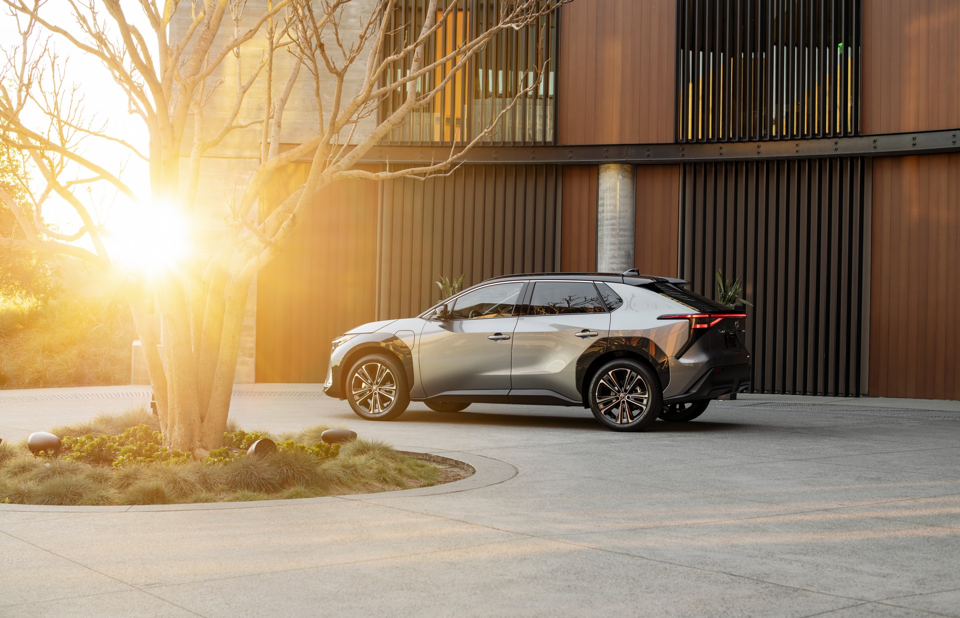 Download 2023 Toyota bZ4X Limited AWD - Rear Three-Quarter HD Wallpaper 1920x1236 #118