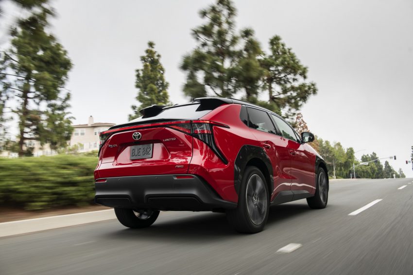 2023 Toyota bZ4X Limited AWD - Rear Three-Quarter Wallpaper 850x567 #7