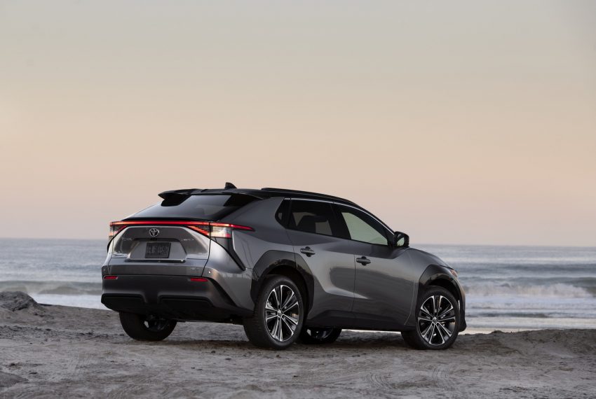2023 Toyota bZ4X Limited AWD - Rear Three-Quarter Wallpaper 850x570 #156