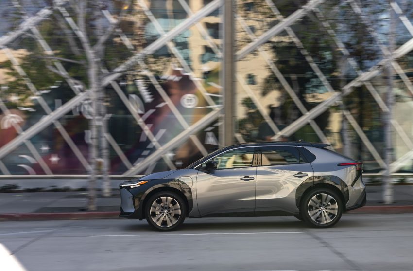 2023 Toyota bZ4X Limited AWD - Rear Three-Quarter Wallpaper 850x557 #119