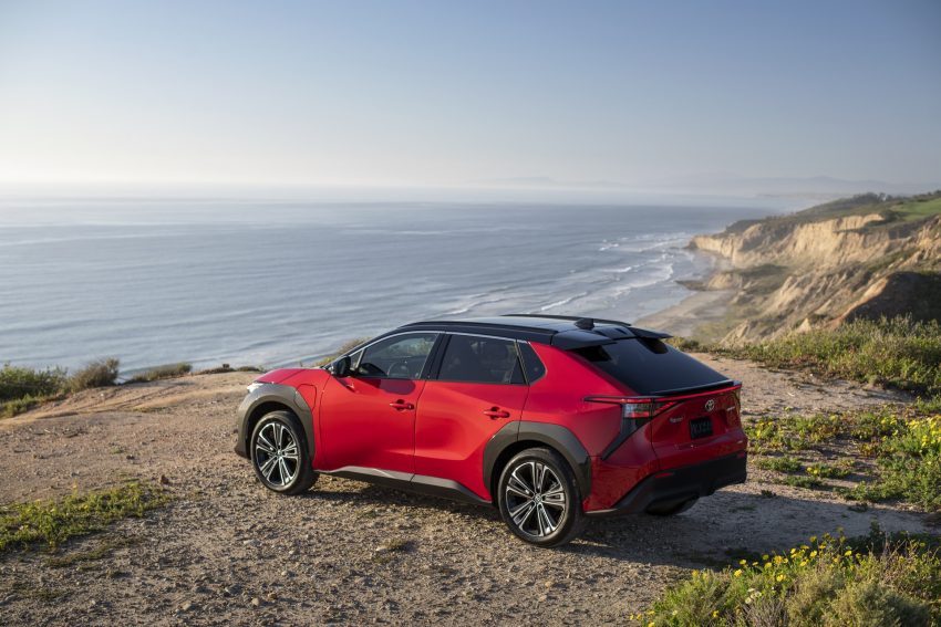 2023 Toyota bZ4X Limited AWD - Rear Three-Quarter Wallpaper 850x567 #33