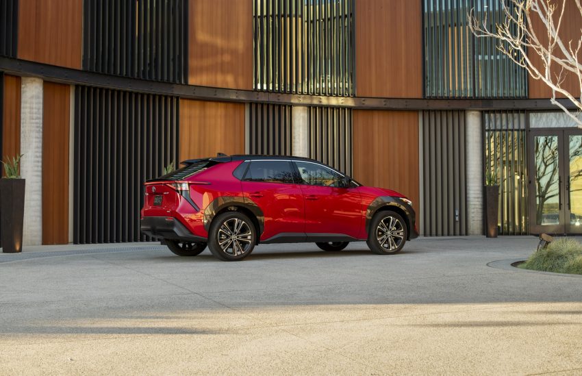 2023 Toyota bZ4X Limited AWD - Rear Three-Quarter Wallpaper 850x549 #25