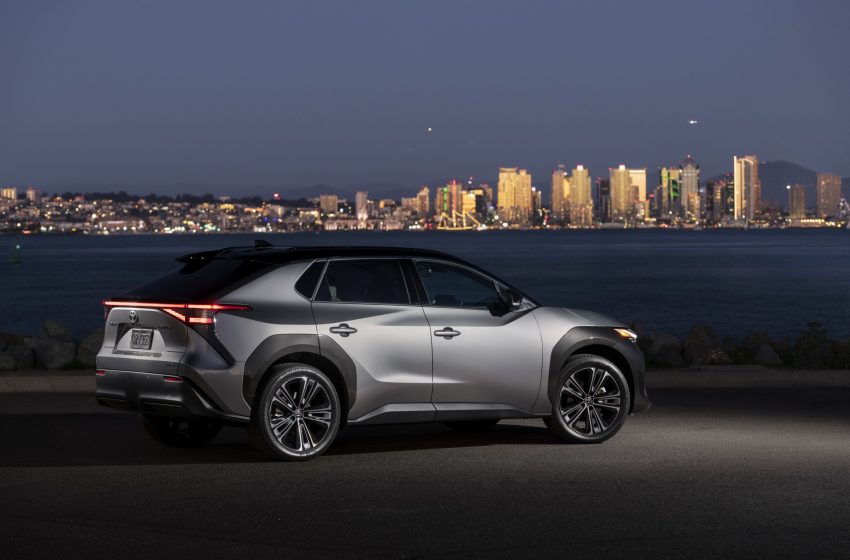 2023 Toyota bZ4X Limited AWD - Rear Three-Quarter Wallpaper 850x560 #145