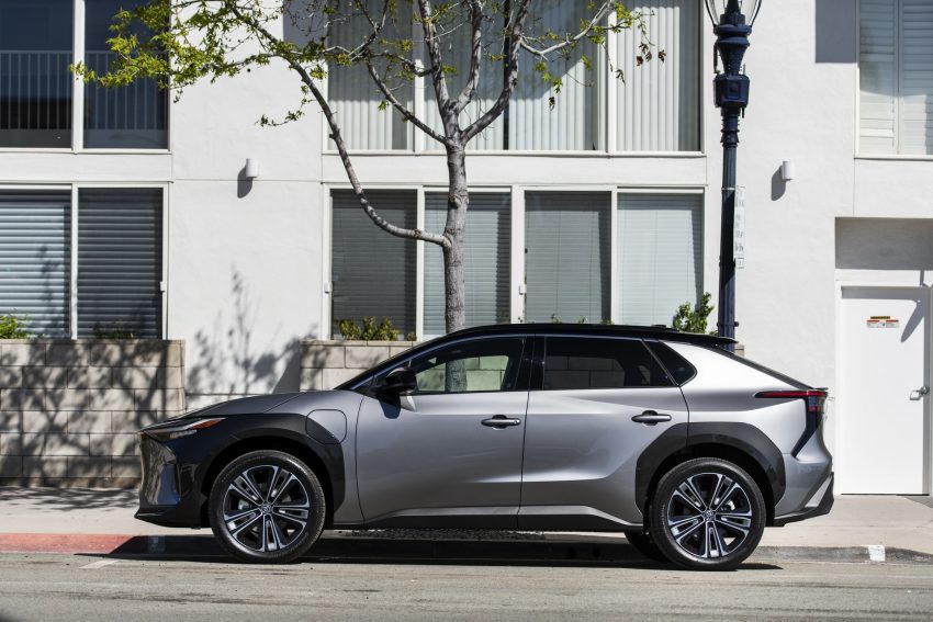 2023 Toyota bZ4X Limited AWD - Side Wallpaper 850x567 #109