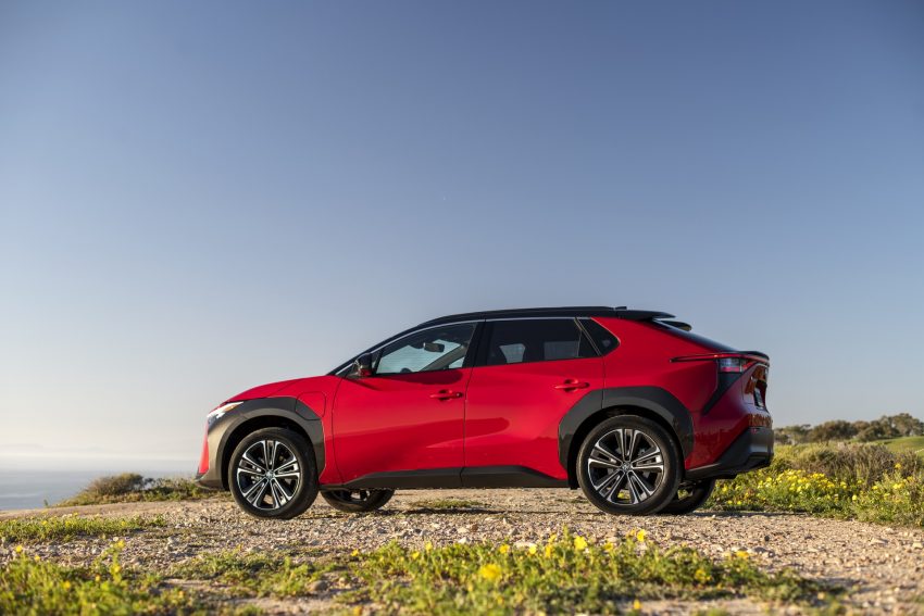 2023 Toyota bZ4X Limited AWD - Side Wallpaper 850x567 #41