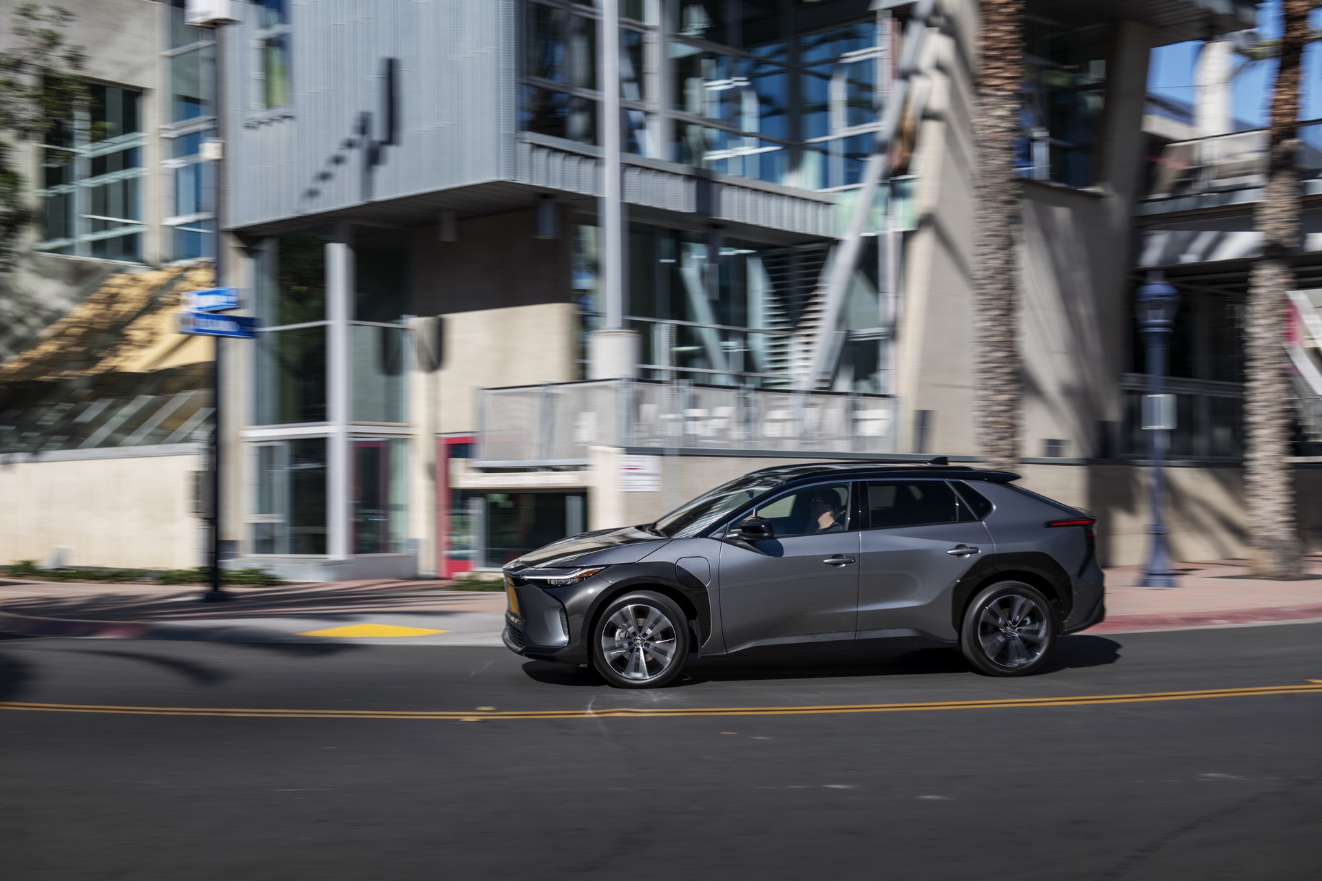 Download 2023 Toyota bZ4X Limited AWD - Side HD Wallpaper 1920x1280 #106