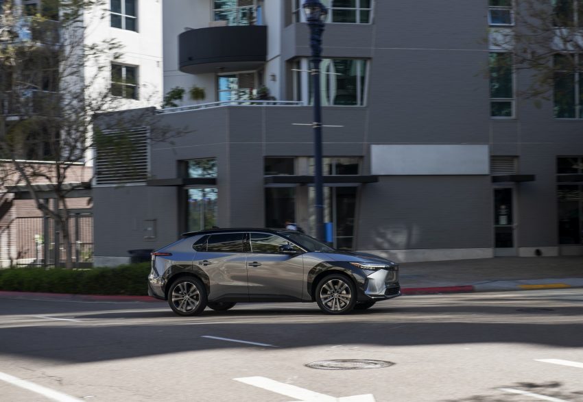 2023 Toyota bZ4X Limited AWD - Side Wallpaper 850x587 #100