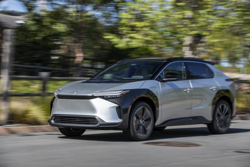 2023 Toyota bZ4X Limited FWD - Front Three-Quarter Wallpaper 850x567 #75