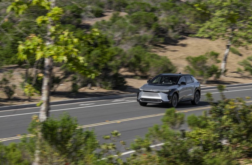 2023 Toyota bZ4X Limited FWD - Front Three-Quarter Wallpaper 850x556 #76