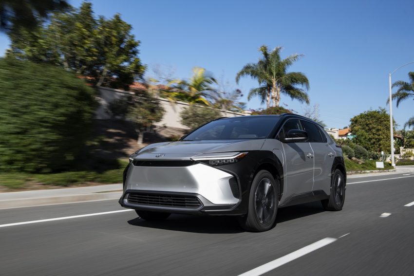 2023 Toyota bZ4X Limited FWD - Front Three-Quarter Wallpaper 850x567 #50