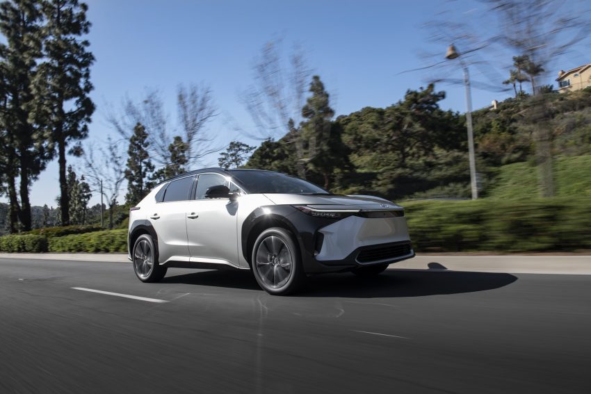 2023 Toyota bZ4X Limited FWD - Front Three-Quarter Wallpaper 850x567 #51