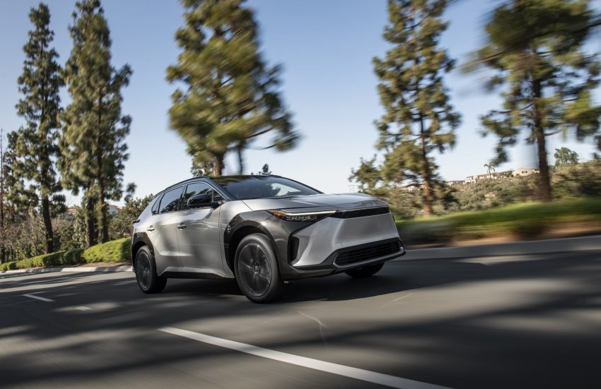 2023 Toyota bZ4X Limited FWD - Front Three-Quarter Wallpaper 850x551 #52