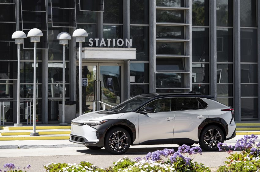 2023 Toyota bZ4X Limited FWD - Front Three-Quarter Wallpaper 850x563 #58