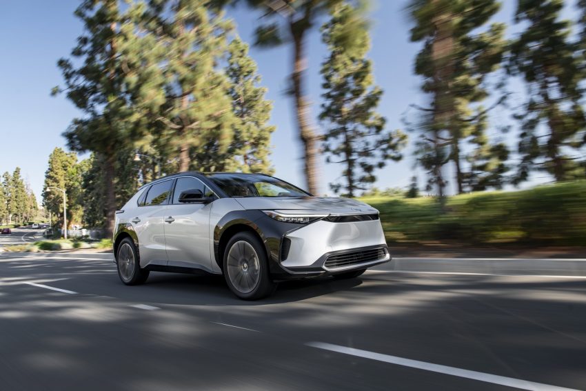 2023 Toyota bZ4X Limited FWD - Front Three-Quarter Wallpaper 850x567 #53