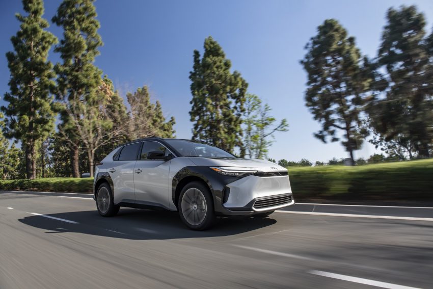 2023 Toyota bZ4X Limited FWD - Front Three-Quarter Wallpaper 850x567 #54