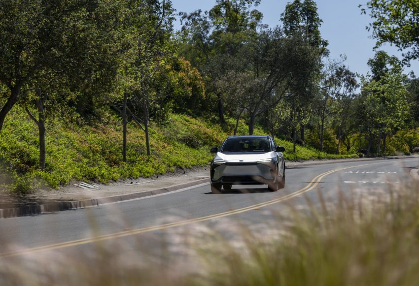 2023 Toyota bZ4X Limited FWD - Front Wallpaper 850x581 #69