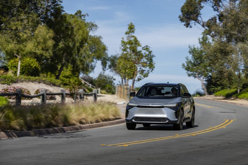 2023 Toyota bZ4X Limited FWD - Front Wallpaper 850x567 #73