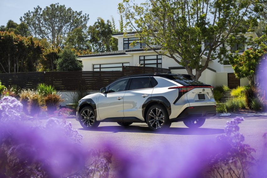 2023 Toyota bZ4X Limited FWD - Rear Three-Quarter Wallpaper 850x567 #68