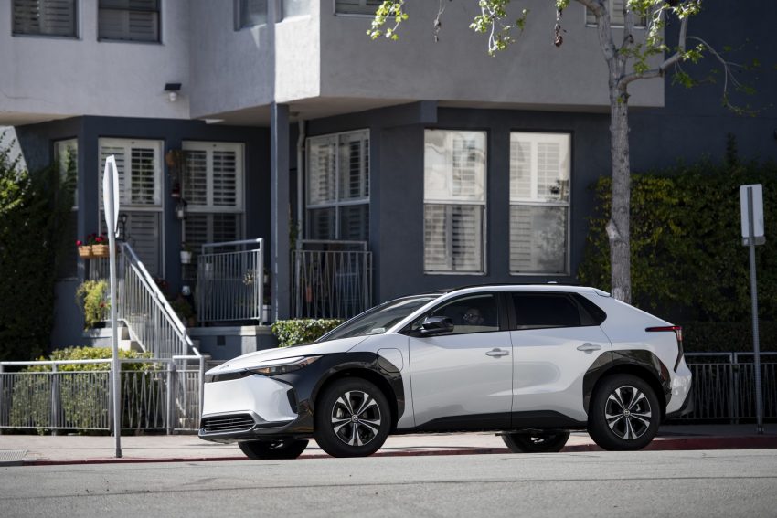 2023 Toyota bZ4X XLE FWD - Front Three-Quarter Wallpaper 850x567 #28