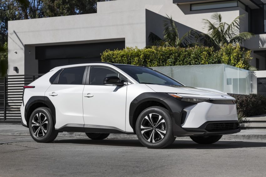 2023 Toyota bZ4X XLE FWD - Front Three-Quarter Wallpaper 850x567 #37