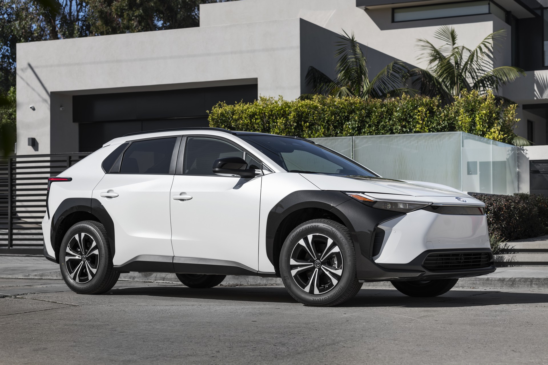 Download 2023 Toyota bZ4X XLE FWD - Front Three-Quarter HD Wallpaper 1920x1280 #37