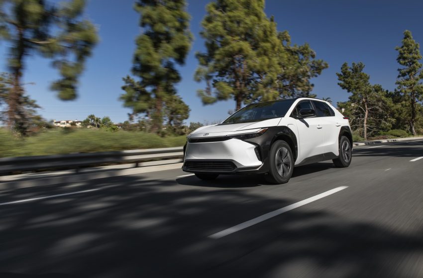 2023 Toyota bZ4X XLE FWD - Front Three-Quarter Wallpaper 850x558 #4
